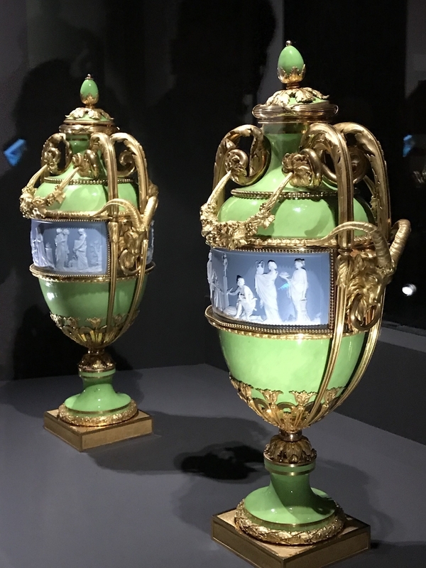 王立窯セーヴル焼の壺は、スウェーデン王への贈答品。1782年の作