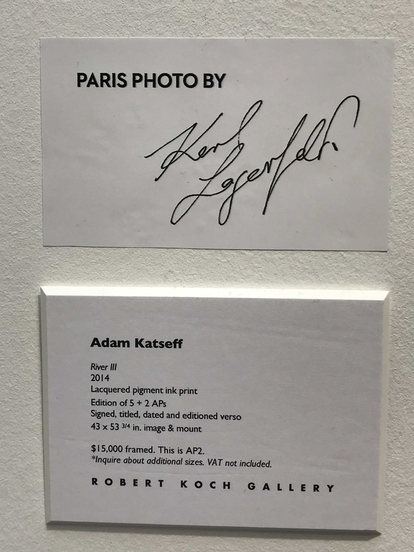 カール・ラガーフェルドが選んだ作品の横には、彼のサインを記したシールが貼られている