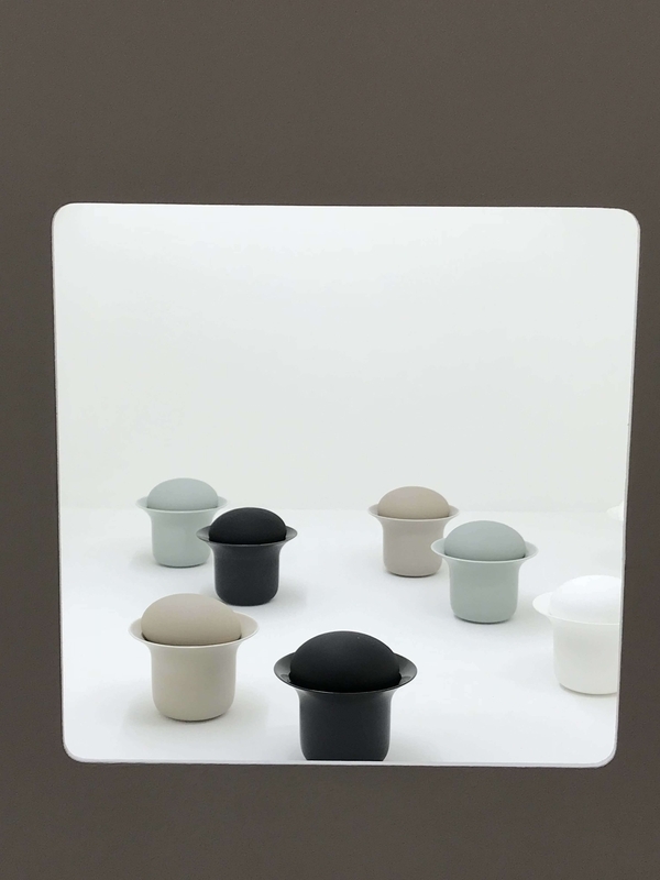 佐藤さんデザインの「stone」シリーズの茶器。丸い蓋はシリコン製の球体。握ってストレス解消の効果も。