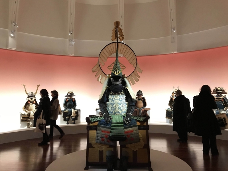 美術館最上階に展示された日本の甲冑。中央は毛利家伝来とされるもの。個人蔵