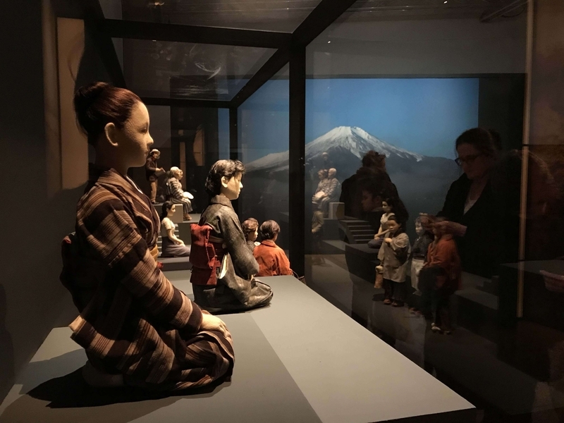 「小津安二郎へのオマージュ」と題したコーナーには、『東京物語』などの登場人物を彷彿とさせる人形が並んでいる。