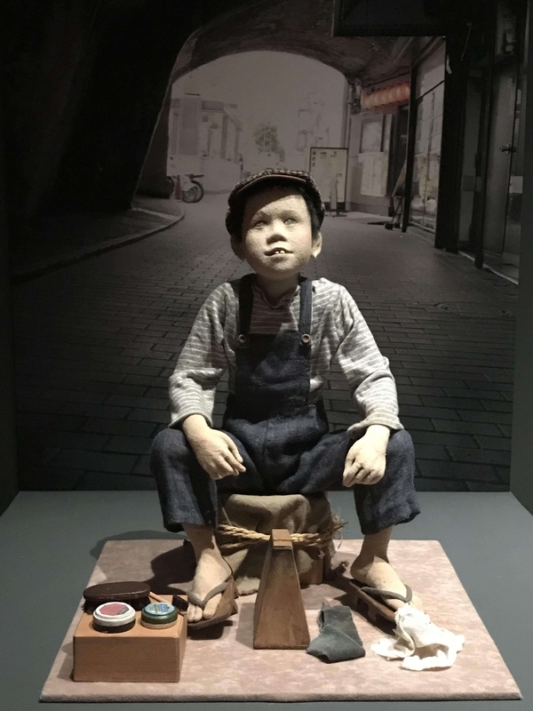 「シューシャインボーイ」（2010）戦後を生きるために大人に交じって働いた子供の姿。