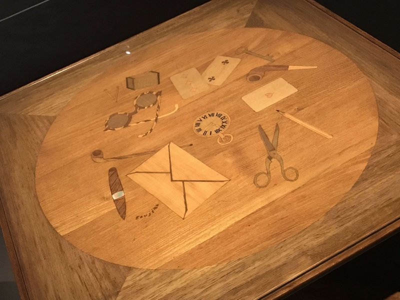 藤田がデザインした寄木細工のテーブル