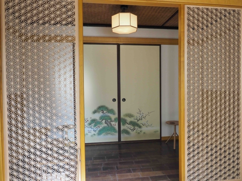 玄関を入ると、そこは日本