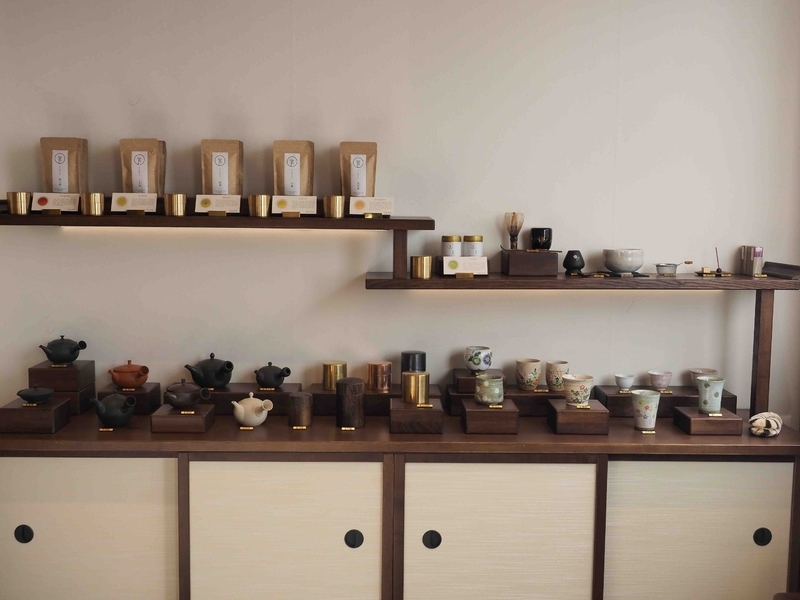 掛川の生産者から直接仕入れるお茶のほか、茶器も販売している