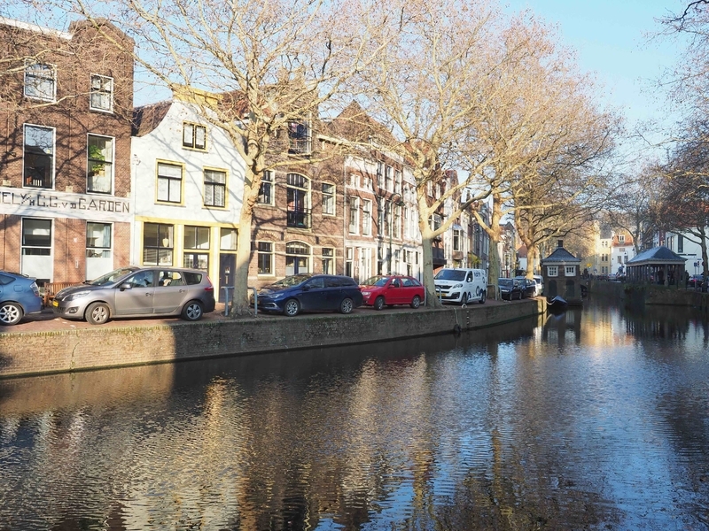 暮らしのすぐそばに水があるオランダの町。ゴーダの旧市街、運河の右奥の建物は昔の魚市場。海から、陸からの恵みは水路で運ばれていました