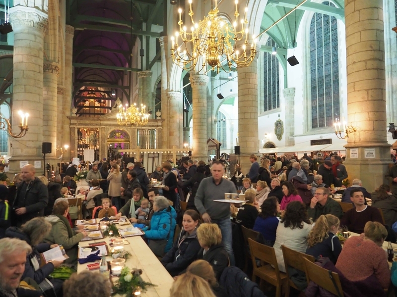 聖ヤン教会の中が丸ごとお祭り空間。中央は大きな食堂のようになっていました