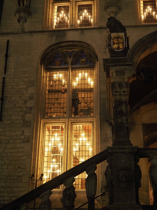 市庁舎の窓という窓にロウソクが灯されてゆきます