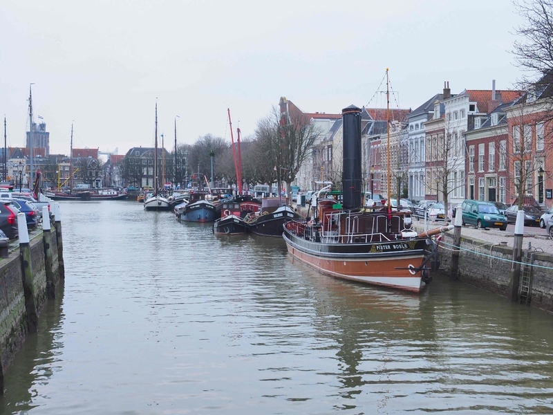 美しい船を浮かべた運河の町