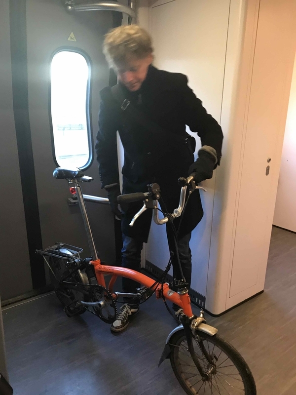自転車が市民の足であるオランダ。列車のデッキで手慣れた早さで折りたたみ式の自転車を組み立てているところに遭遇