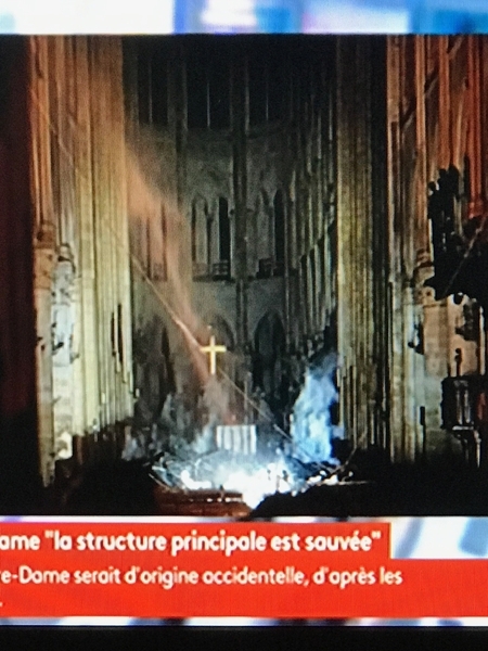 テレビに映った鎮火後初めての堂内の光景には、十字架がくっきりと浮かんでいた