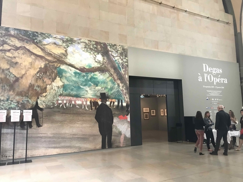 オルセー美術館１階、特別展の入り口。緞帳の下に踊り子たちの足だけが見えている面白い構図の作品が大画面のデコレーションになっている