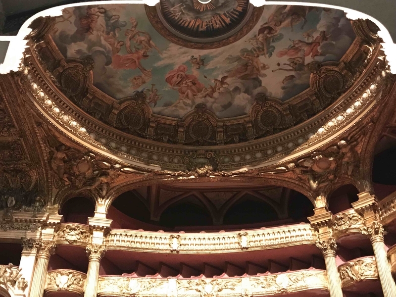 オペラ座模型の天井画は創建当時の状態。現在のシャガール作品は、1963〜64年に描かれたもの