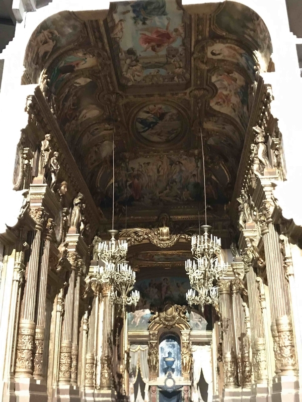 ヴェルサイユ宮殿の「鏡の間」を思わせるような豪華な内装を丹念に再現してある