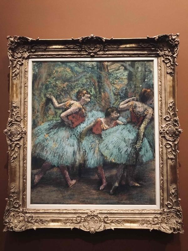 「三人の踊り子（青いスカート、赤いコルサージュ）」1903年頃（リーエン／バーゼル・バイエラー財団）