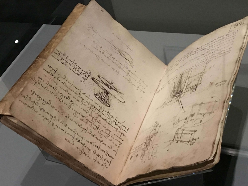 フランス学士院所蔵のレオナルド・ダ・ヴィンチの手記。技術に関するページでヘリコプターの構想などが描かれている。ちなみにダ・ヴィンチは左利き。しかも鏡に写して初めて普通に読める反転した状態の文字を書いた