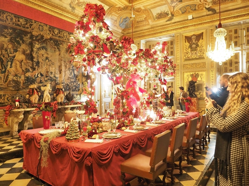 クリスマスディナーのテーブルセッティング。中央では赤いクマが踊っている