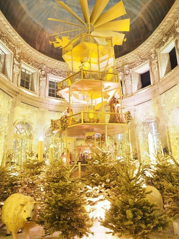 今年の見もののひとつ、高さ８メートルの黄金のクレッシュ（キリスト生誕群像）。それぞれのプレートがゆっくりと回転する仕掛け