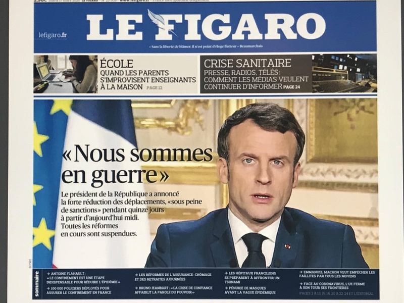 『ル・フィガロ』紙　3月17日の一面　マクロン大統領のテレビ演説中の様子と「我々は戦争状態にある」の文字