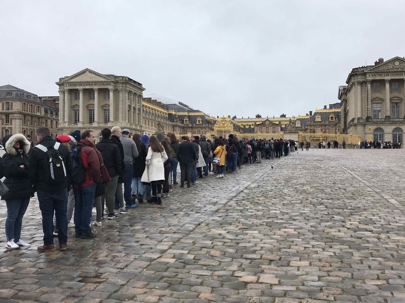 3月10日のヴェルサイユ宮殿。悪天候にもかかわらず、入場まで1時間待ちという相変わらずの人気ぶり。館内ではいつもと変わらずオーディオガイドのサービスもあった