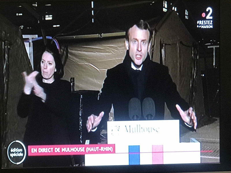 ミュールーズの野営病院のテントの前で演説するマクロン大統領（France2の画面から）