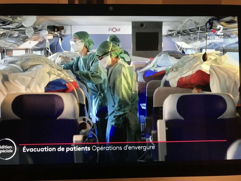 新型コロナ患者の移送用に、急遽改装されたTGV内部。座席の上に簡易ベッドを固定し、人工呼吸器を装着した状態で患者を運ぶ。（France 2の画面から）