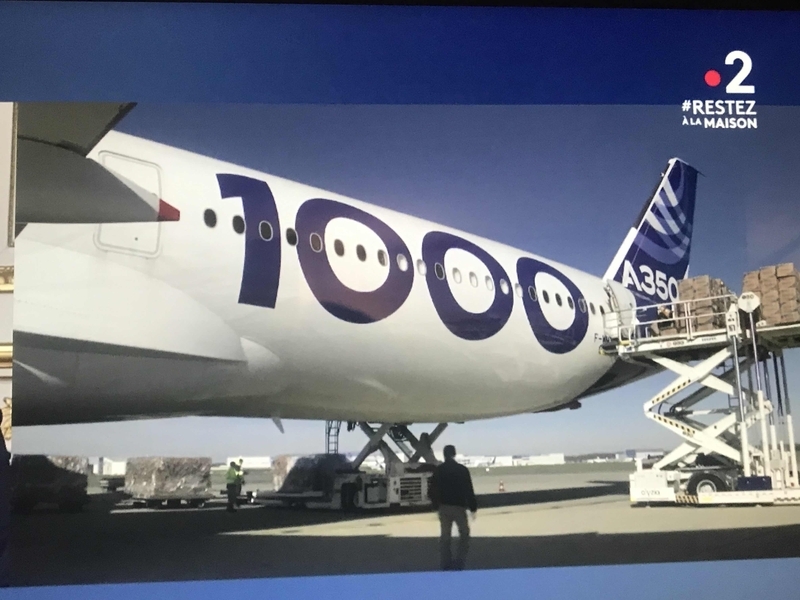 エアバスの拠点があるトゥールーズの空港に大型機で中国から医療用マスクが到着（France2の画面から）