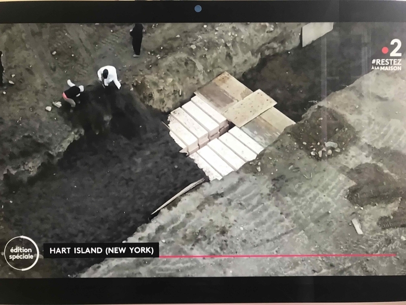 ニューヨークでの新型コロナの犠牲者の衝撃的な埋葬シーンは、こちらのテレビでも大きく報道された。（France 2の画面から）