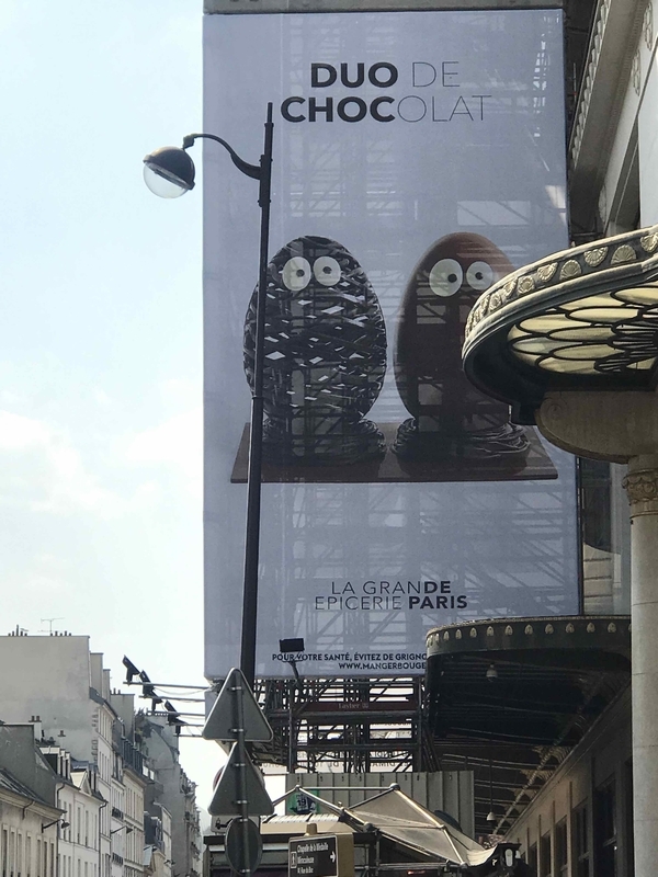 デパート「ボンマルシェ」食品館に掲げられた、卵型のチョコレートの宣伝