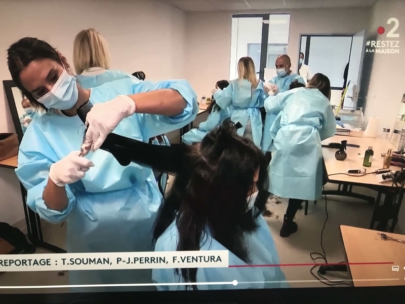 マルセイユの病院内でのヘアカットの様子。ボランディアの美容師さんらも医療用防護服を身につけて対応。（France２の画面から）