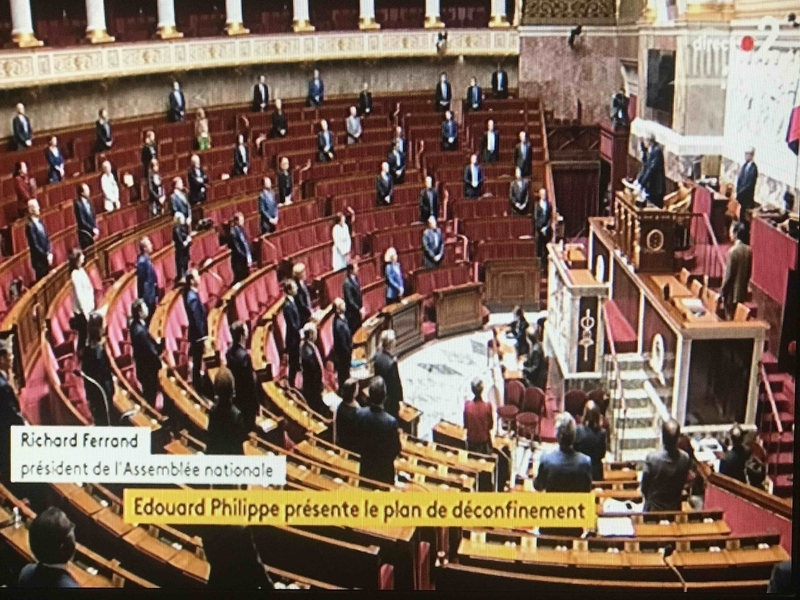 4月28日のフランス国会の様子は、複数のテレビ局で中継された。首相から外出制限解除についての具体案が１時間近くにわたって示され、投票により議決された。（France2の画面から）