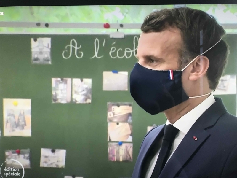 フランス製の布マスクをつけた大統領（フランス２のニュース画像から）