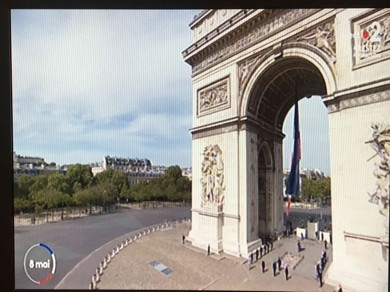 第二次世界大戦戦勝日の今日は祝日。凱旋門でのセレモニーは最小限の出席者で。（フランス２の中継映像から）