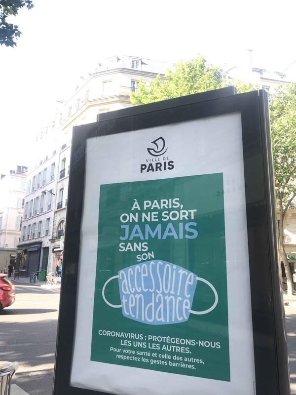 パリ市の街頭ポスター。「パリでは、流行のアクセサリーなしには決して外に出ない」。果たしてどこまで浸透するのか…