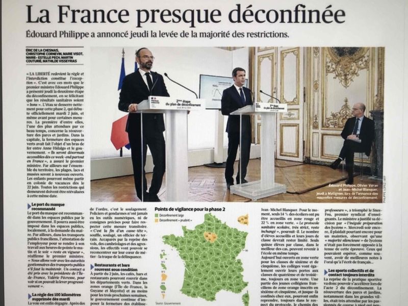 5月28日に首相官邸で行われた会見で、制限解除第2段階の内容が示された。左がエドゥアール・フィリップ首相、中央はオリヴィエ・ヴェラン健康大臣。（5月29日付『ル・フィガロ』紙面から）