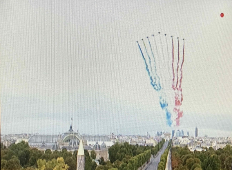 シャンゼリゼ上空に国旗と同じ３色の飛行機雲