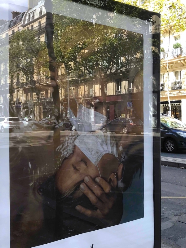 8月半ばパリ市内のバス停に貼られていたポスター。フレンチキッスにもマスク着用？