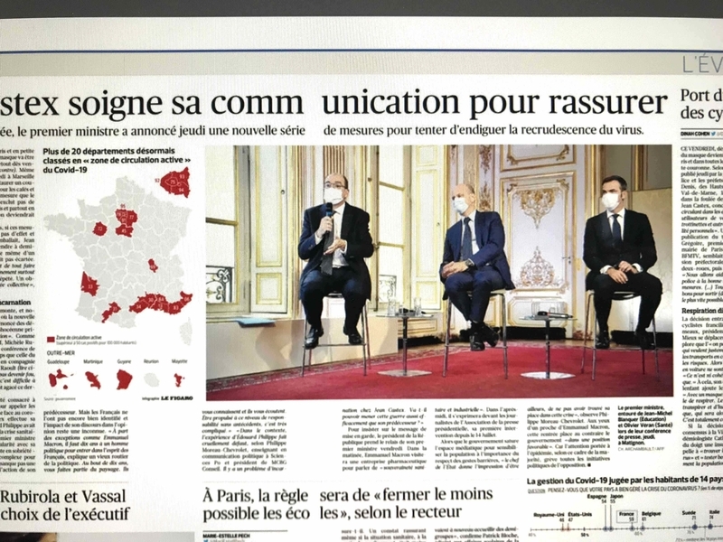 8月28日付『ル・フィガロ』の紙面。ウイルスの動きが活発な20県がレッドゾーンに。人口10万人あたり50人以上の感染者数が基準。写真は記者会見の様子。左から首相、教育相、健康相