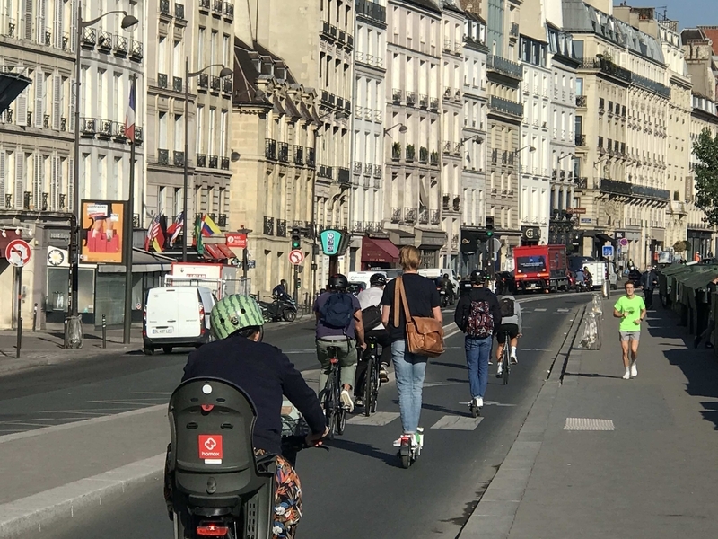 パリ市内、大幅に拡張された自転車専用道がとてもにぎわっている（写真は筆者撮影）