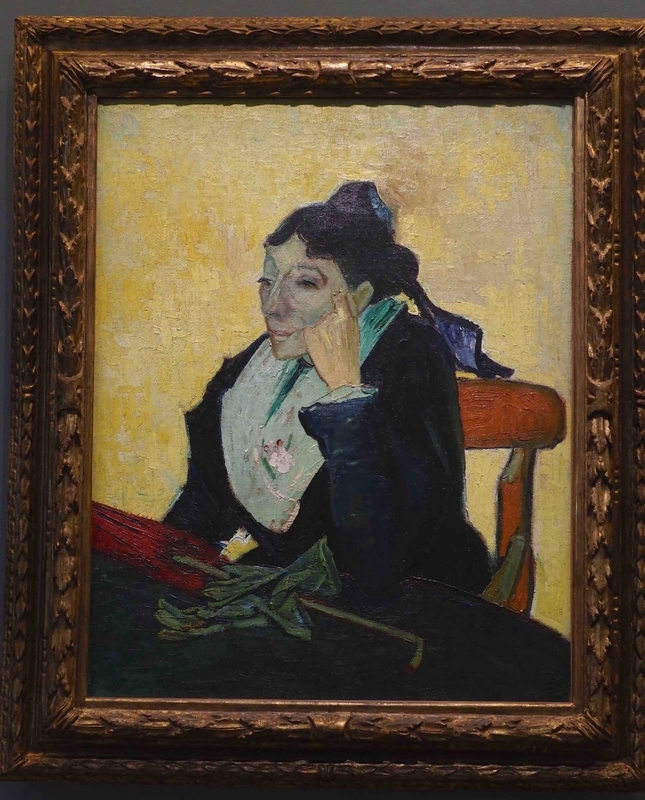 「アルルの女」（パリ・オルセー美術館）ゴッホが行きつけにしていたカフェのジヌー夫人がモデル。白いスカーフやヘアスタイルなど、この地方の伝統的なファッションをしている