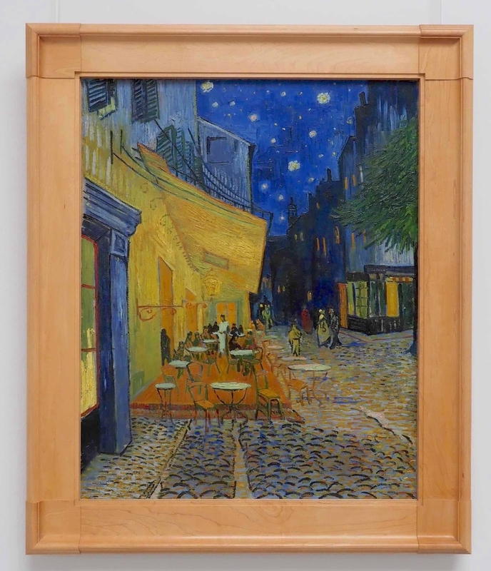 「夜のカフェテラス」（オランダ・クレーラー・ミュラー美術館）1888年9月16日に描かれたことが星の位置から証明されているという作品。ゴッホは夜の路上でキャンバスに直接絵筆を走らせながら描いていた