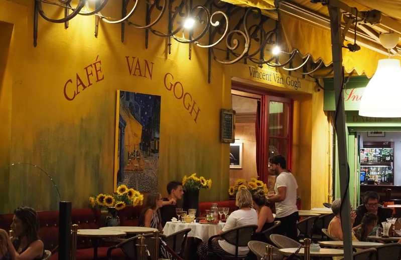 アルル旧市街の中心部に位置するカフェ。いまではゴッホの名前がつけられている