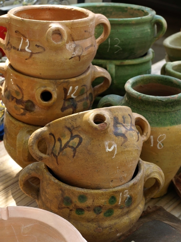 15本の「ひまわり」に描かれた器は「コンフィ・ド・カナール（鴨のオイル煮）」の保存などのために使われる壺だったことを今回の取材で初めて知った。アルルのマルシェでみかけた右奥の壺のような質感だろうか