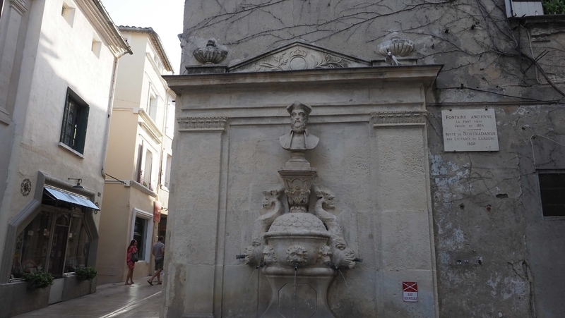旧市街にあるノストラダムスの胸像をいただいた噴水