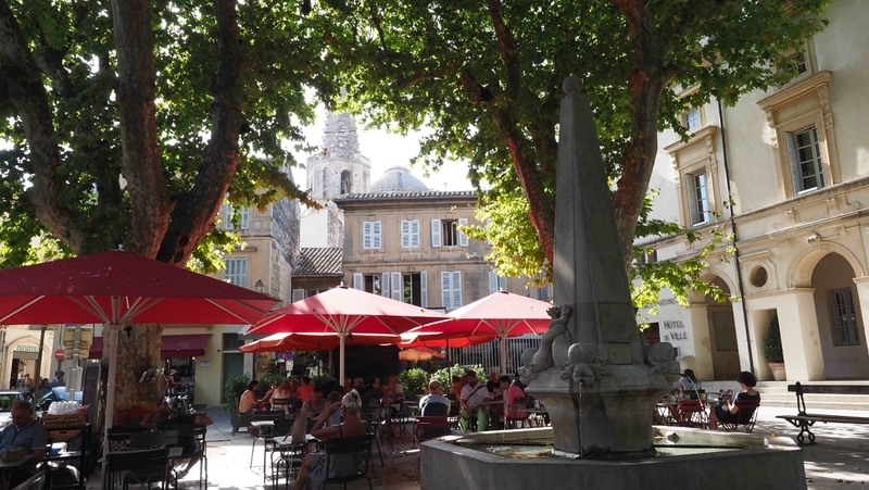 サン・レミ・ド・プロヴァンス旧市街の広場では、気持ちの良いテラスで人々がのんびりと夏の風情を満喫していた