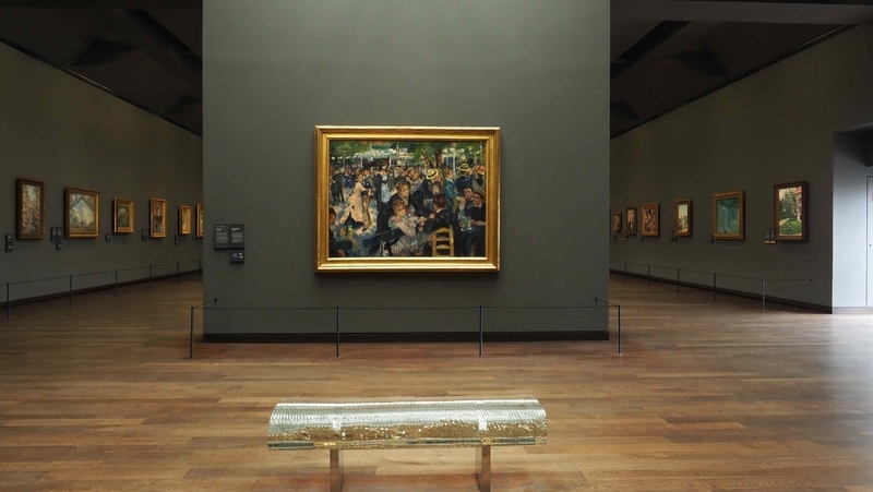 オルセー美術館の印象派の展示室。中央のオーギュスト・ルノワール作「ムーラン・ドゥ・ラ・ギャレット」は、もともとはカイユボットのコレクションでした