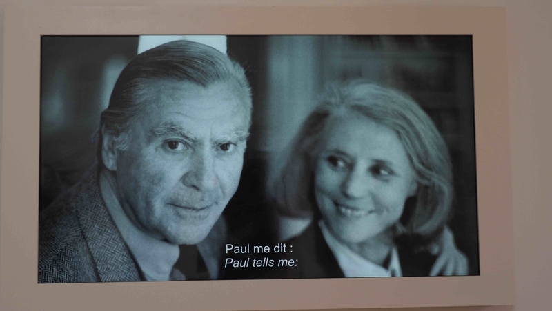 美術商ポール・エム氏の生前の写真（左／展覧会場で上映されているビデオから）。右はパートナーのジャネット・ルロワさん