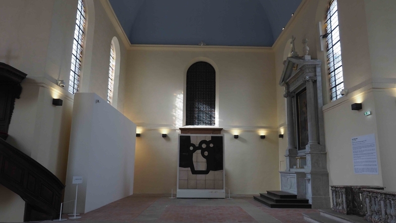 17世紀の礼拝堂に展示された作品