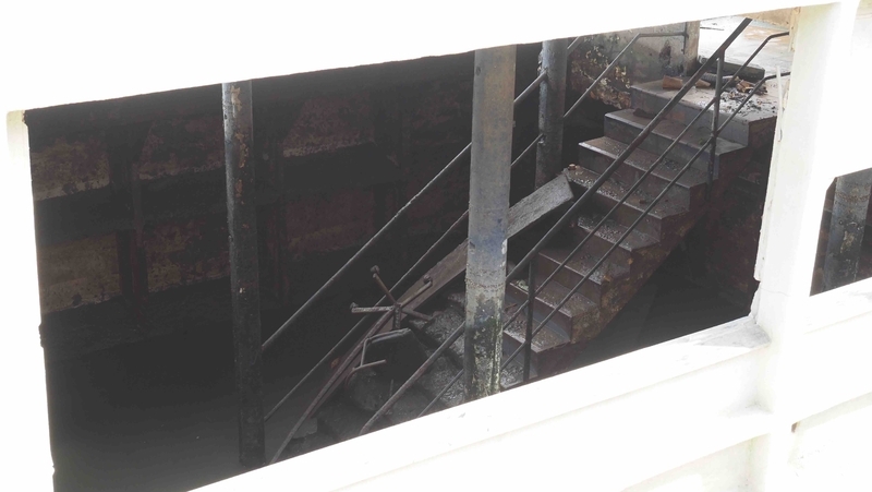 水が取り除かれた船内を窓からのぞくと、階段、家具などが見えます。船内をきれいにして、修復、改装するという大仕事がこれからも続いてゆきます