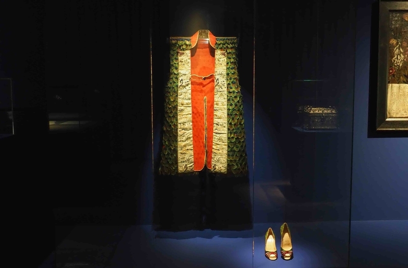 江戸時代の陣羽織とクリスチャン・ルブタンの靴の対比